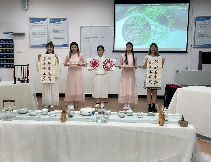 员工展示剪纸和书法作品.png 员工展示剪纸和书法作品.png