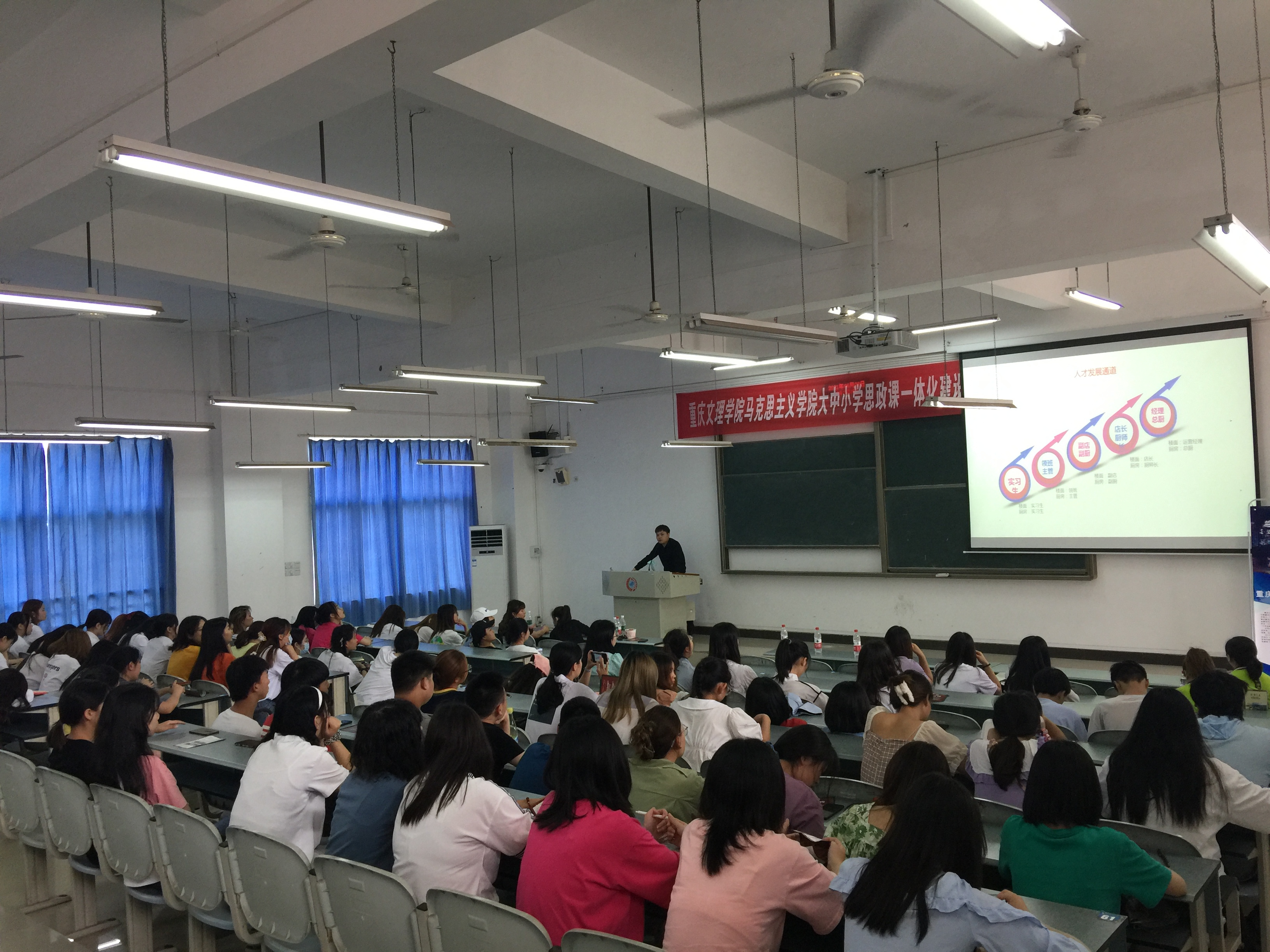 旅游管理系组织专场招聘会2.jpg 旅游管理系组织专场招聘会2.jpg