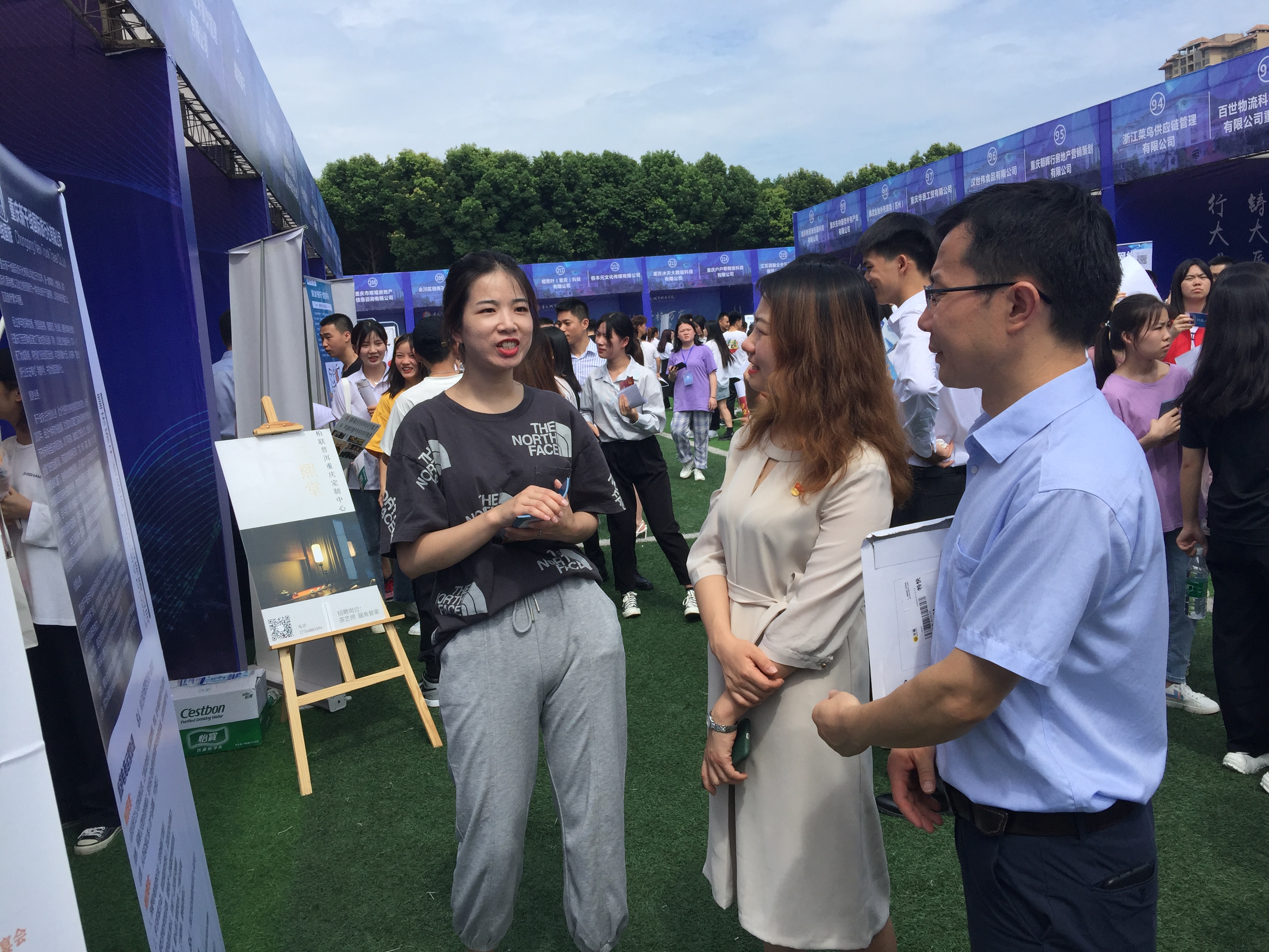 杨翠书记和幸亮主任与企业交谈4.JPG 杨翠书记和幸亮主任与企业交谈4.JPG