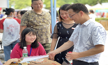 公司、系部领导在迎新现场指导工作 (1).png