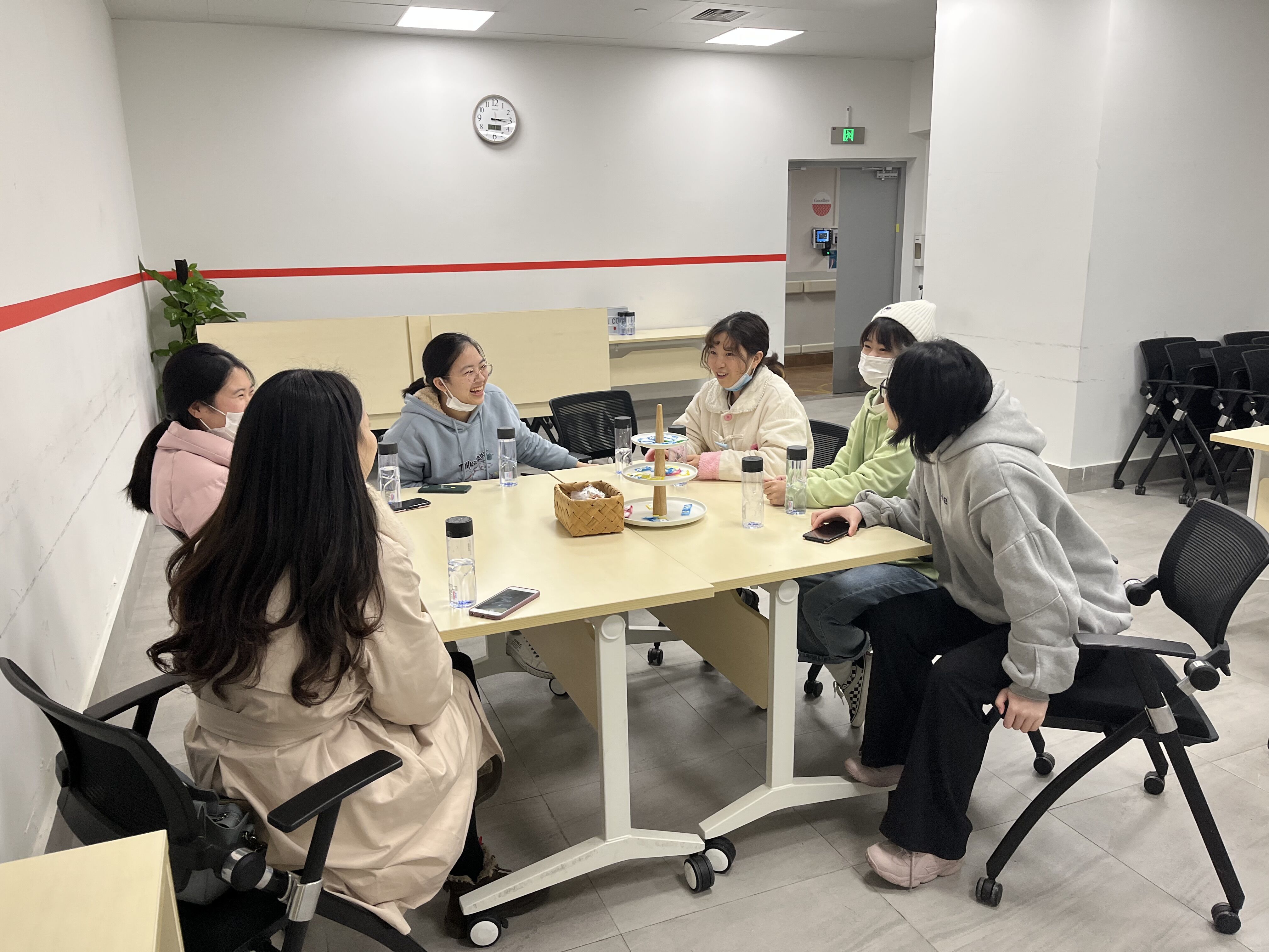 教师与员工进行交流座谈.jpg 教师与员工进行交流座谈.jpg