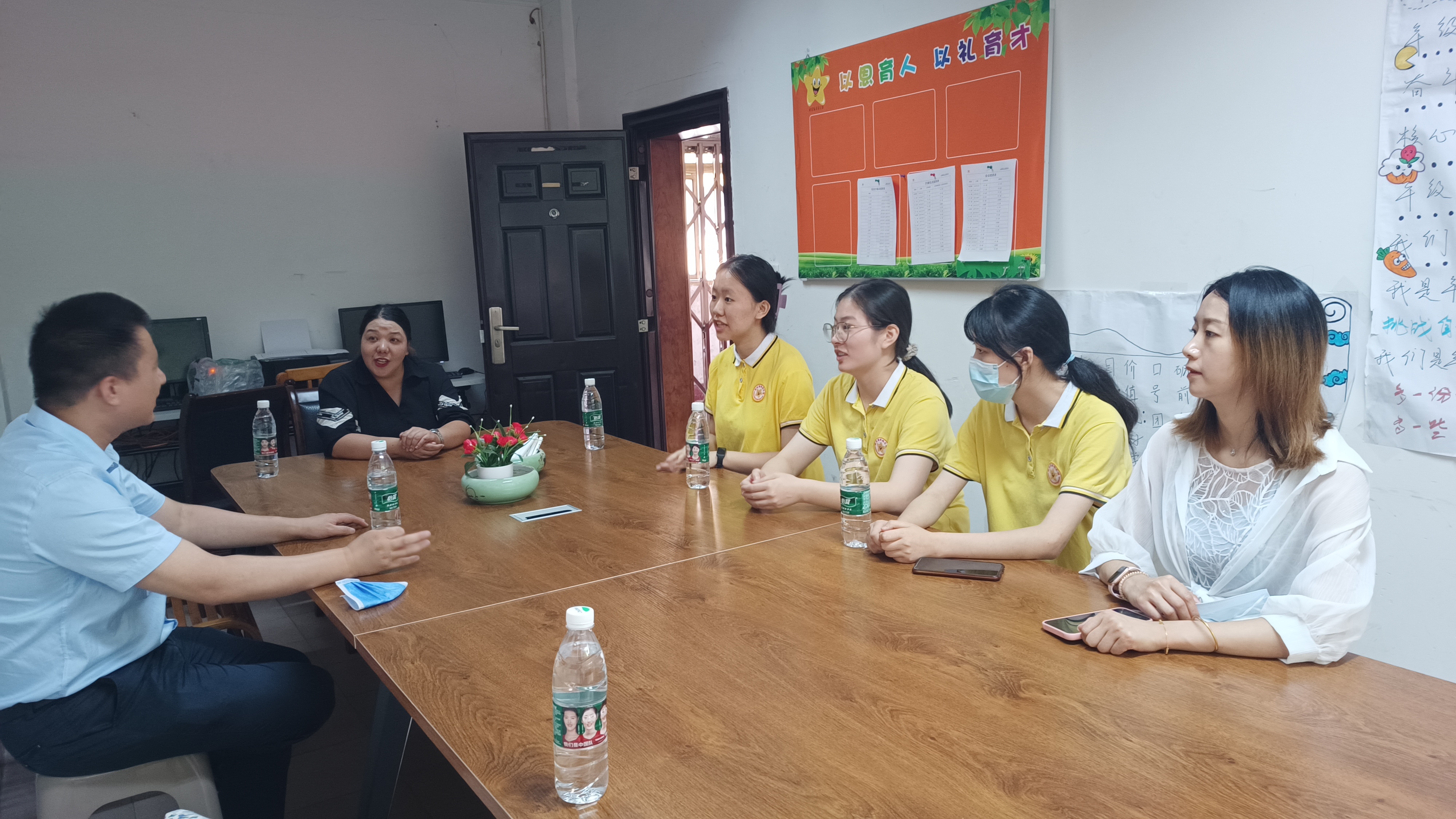 K1体育一行到巴南区阳光蒲田幼儿园看望员工.jpg
