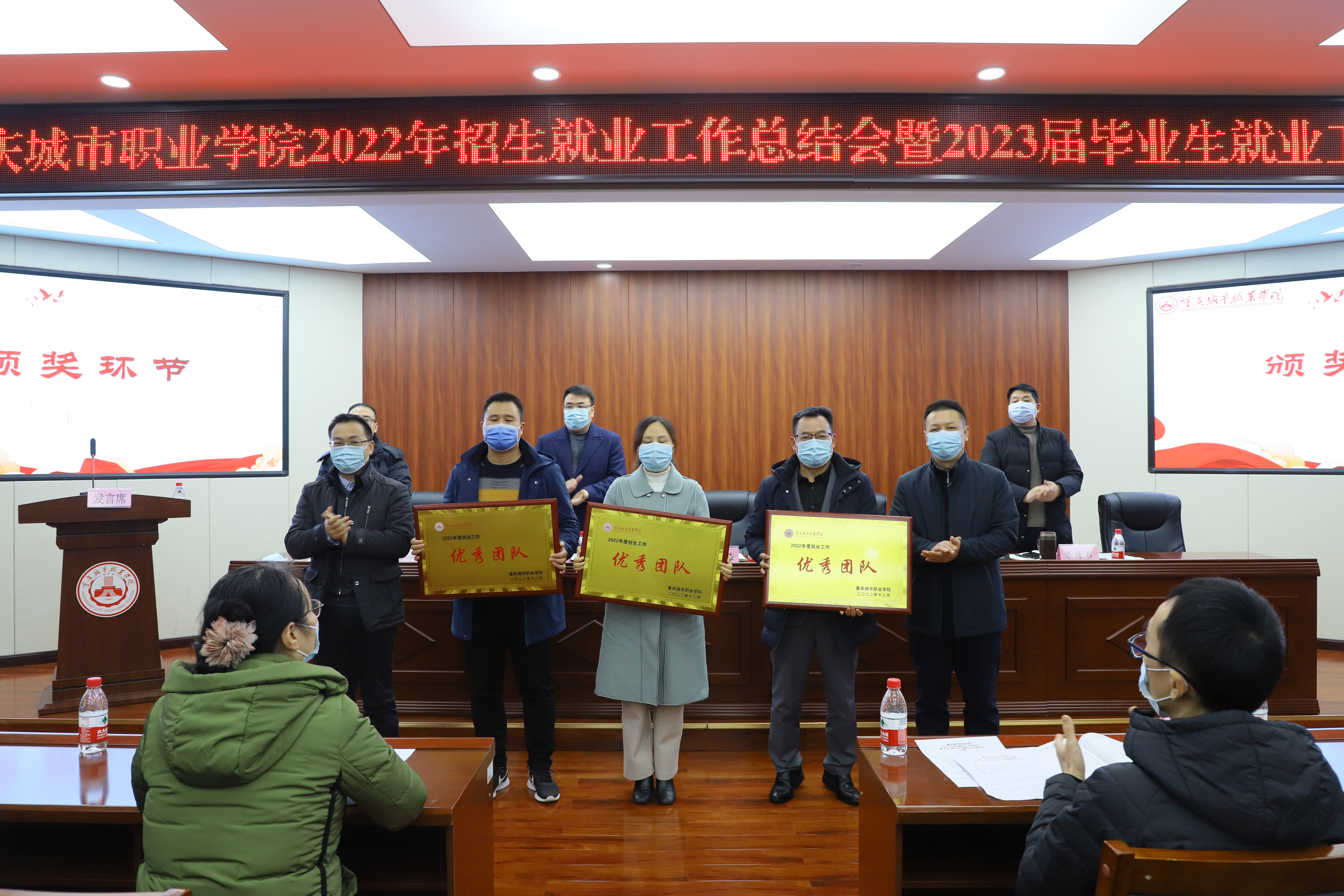 陈中耀代表K1体育领奖.JPG 陈中耀代表K1体育领奖.JPG