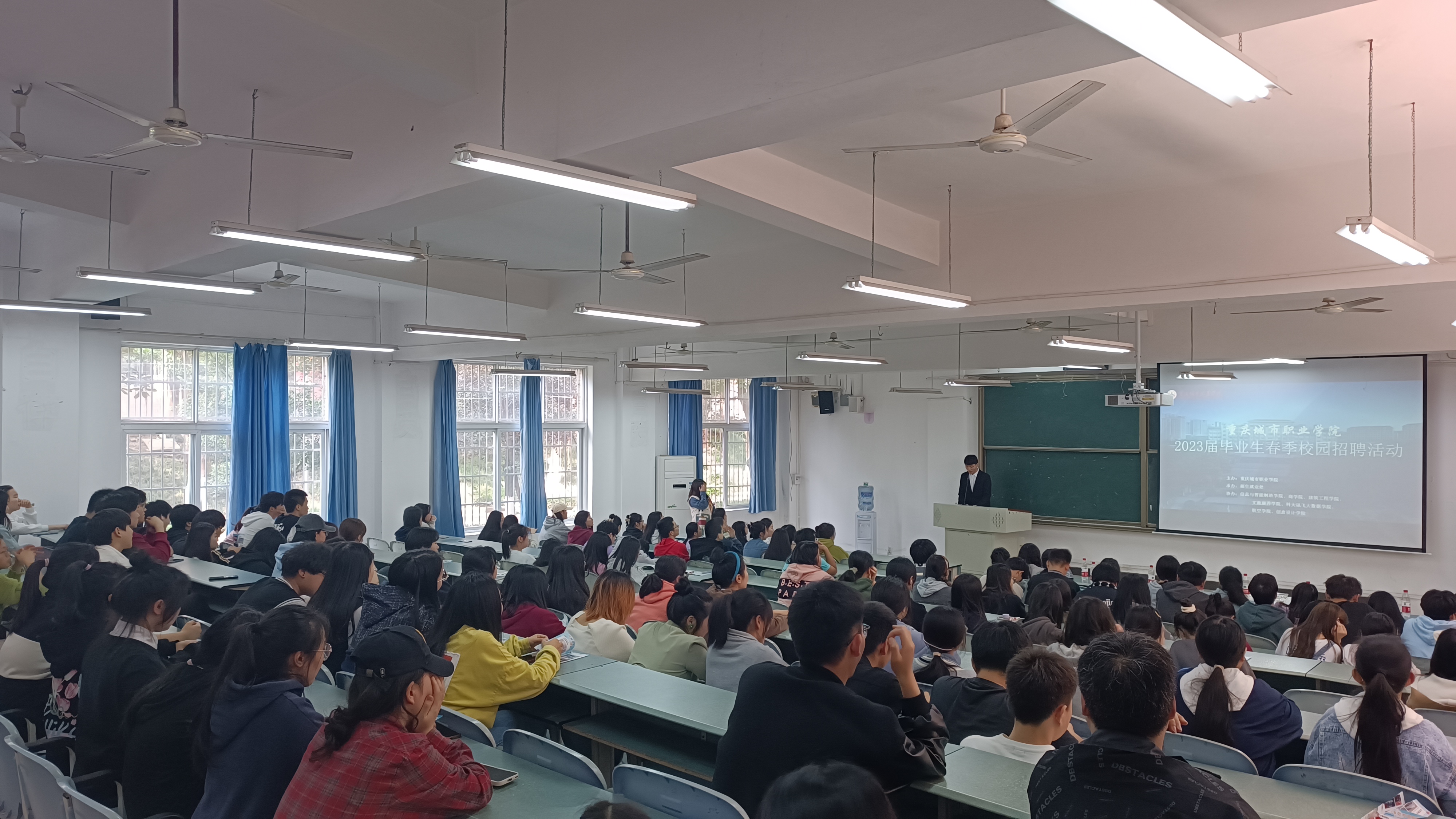 K1体育邀请企业参加专场招聘会(一).jpg K1体育邀请企业参加专场招聘会(一).jpg