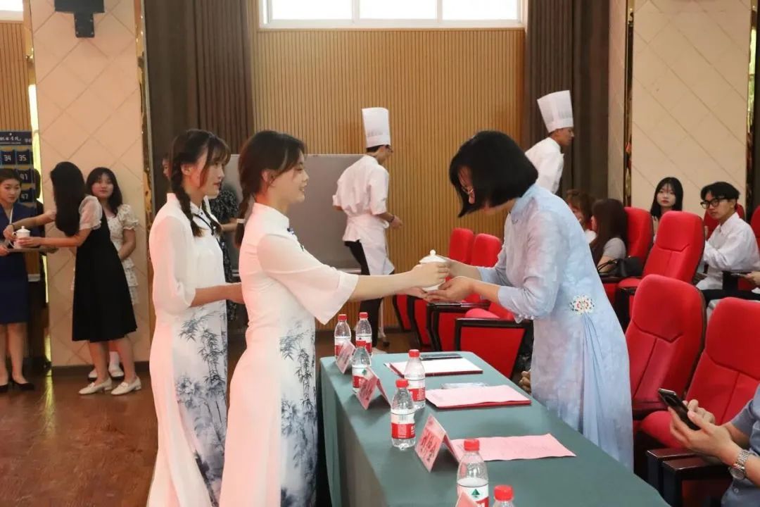 910名员工徒弟分别向师父敬茶,行拜师礼.jpg 910名员工徒弟分别向师父敬茶,行拜师礼.jpg